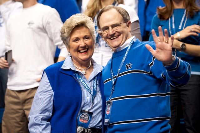 Lee and Patsy Todd waving to the camera at a UK Football game